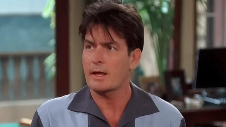 Charlie Harper, de Charlie Sheen, vestindo uma camisa de boliche em dois homens e meio