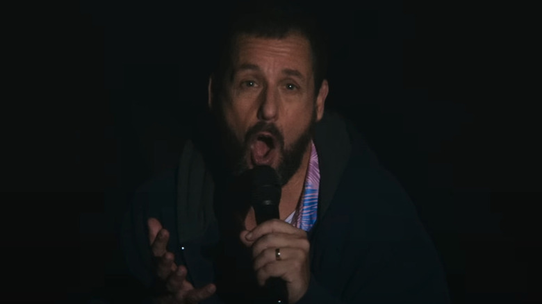 Adam Sandler cantando em Love You