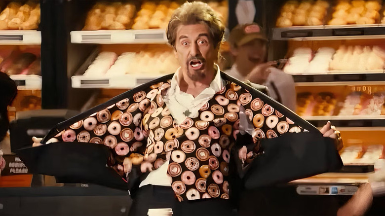 Al Pacino com terno forrado de donuts em Jack and Jill