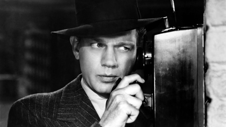 Joseph Cotten hace una llamada telefónica bajo sospecha