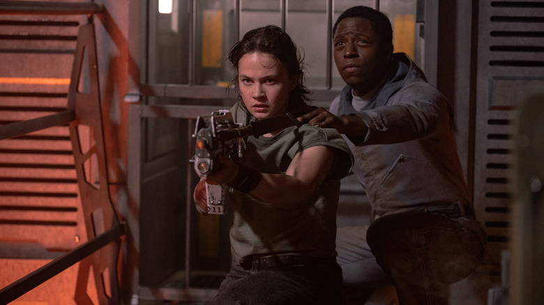 Cailee Spaeny y David Johnson en Alien: Romulus