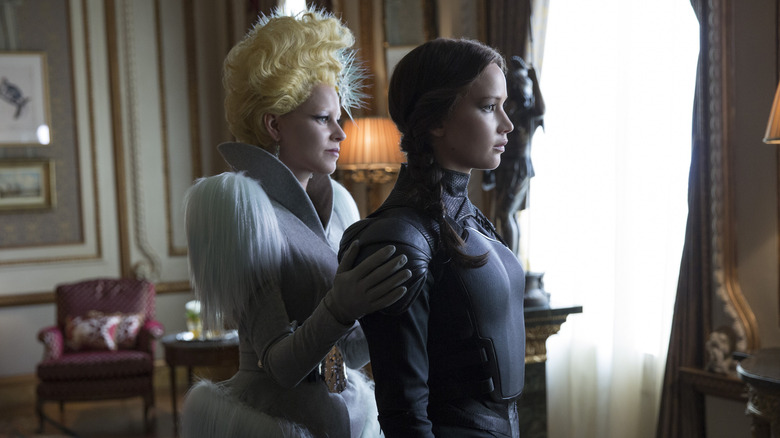 Elizabeth Banks' Effie grabbing and talking to Jeniffer Lawrence's Katniss in The Hunger Games: Mockingjay - Part 2