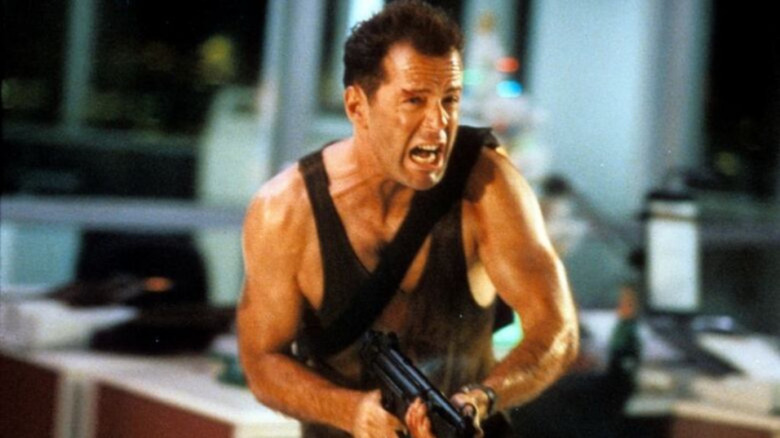 Bruce Willis tiene una ametralladora en Die Hard