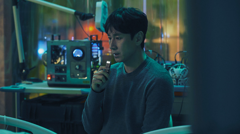 Koh Sewon (Lee Sun-Hun) appears in a laboratory voice recorder in a brain doctor