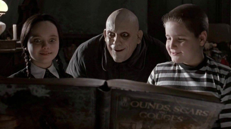 Quarta-feira, Fester e Pugsley leram um livro do filme A Família Addams