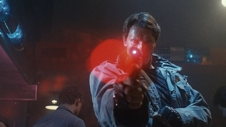 Arnold Schwarzenegger em O Exterminador do Futuro (1984)