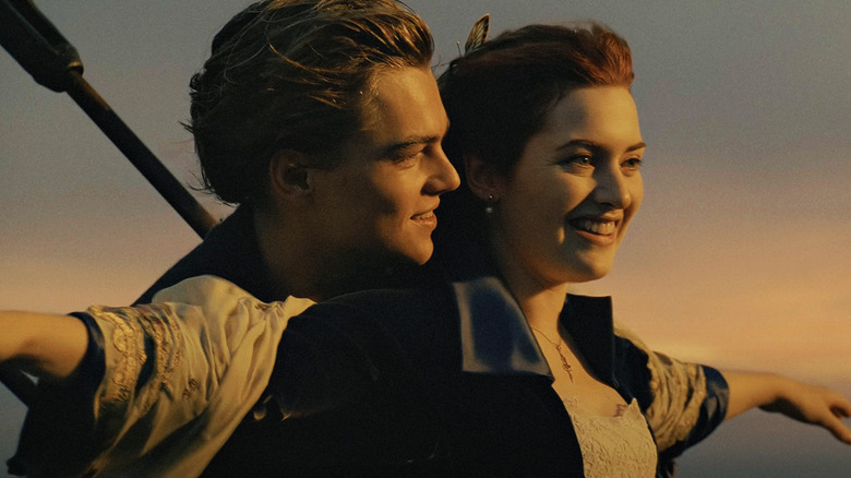 Jack e Rose juntos na proa do Titanic