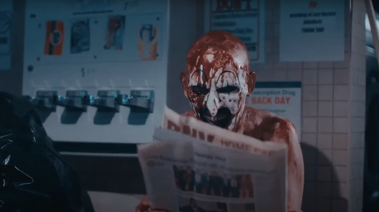 Terrifier 2, Art reading the newspaper