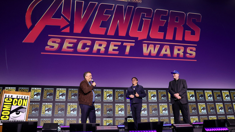 Joe Russo, Anthony Russo e Kevin Feige no palco em um evento especial de Comic Con anunciando Vingadores: Guerras Secretas