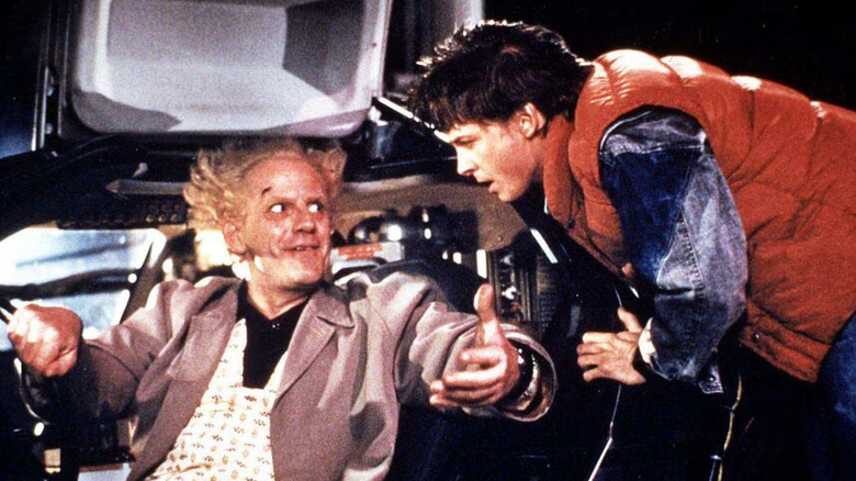 Doc Brown está pronto para viajar no tempo enquanto Marty observa em De Volta para o Futuro