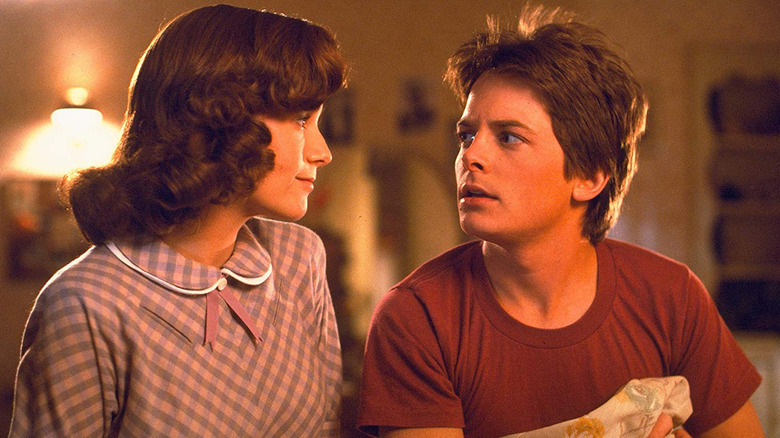 Marty parece desconfortável sentado ao lado de sua jovem mãe em De Volta para o Futuro