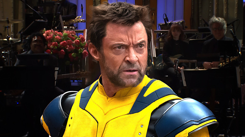 Hugh Jackman como Wolverine sobreposto a uma imagem do palco principal do SNL