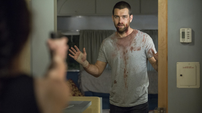 Antony Starr em Banshee, uma espécie de consertador