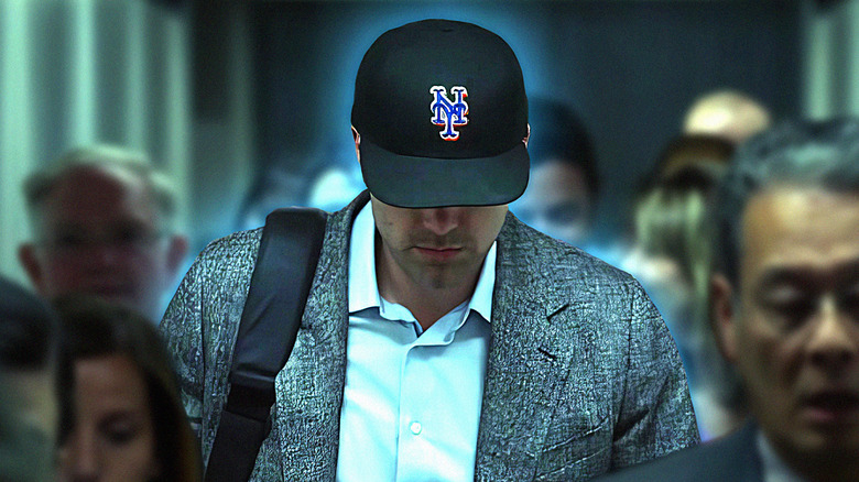 Nick Dunne andando de cabeça baixa com o boné dos Yankees, Gone Girl