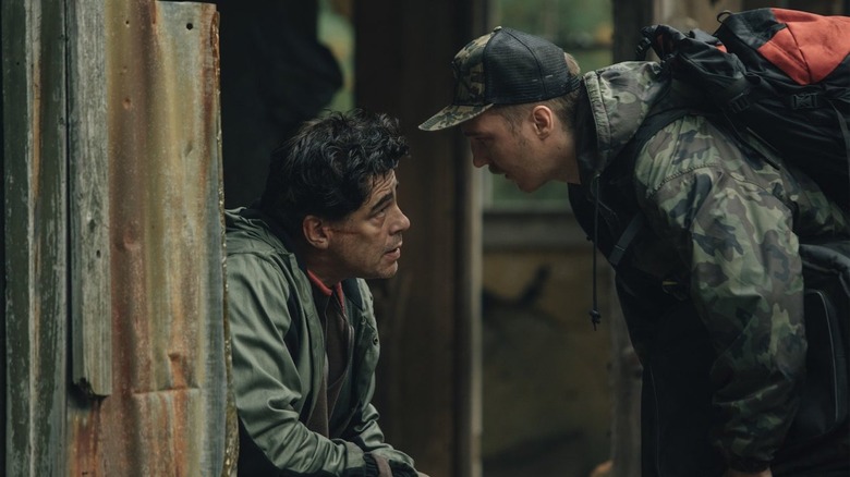 Paul Dano y Benicio del Toro comparten intenso momento en Escape at Dannemora