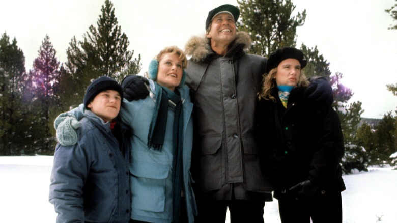 Beverly D'Angelo Chevy Chase Juliette Lewis Johnny Galecki looking at tree National Lampoon's Christmas Vacation