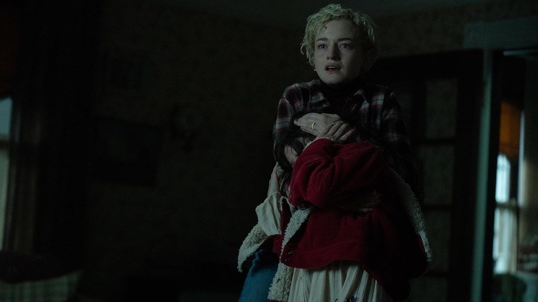 Charlotte Julia Garner y Ginger Matilda Firth miran a Blake con miedo y preocupación en Wolf Man (2025)