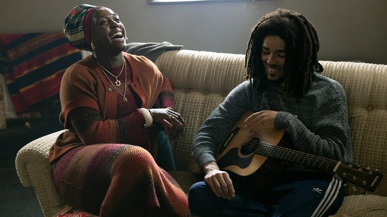 Lashana Lynch e Kingsley Ben-Adir em Bob Marley One Love