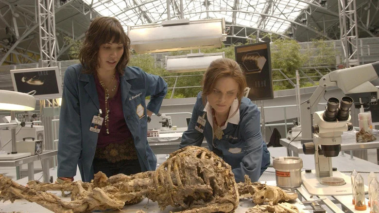 Bones Emily Deschanel and Michaela Conlin