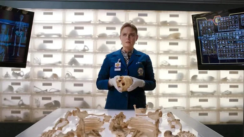 Bones Emily Deschanel holding skull