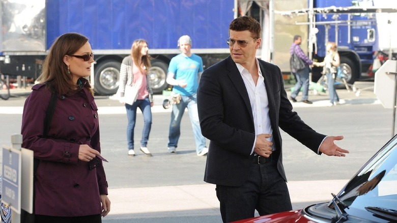 Bones e Booth caminhando para seu carro na Bones