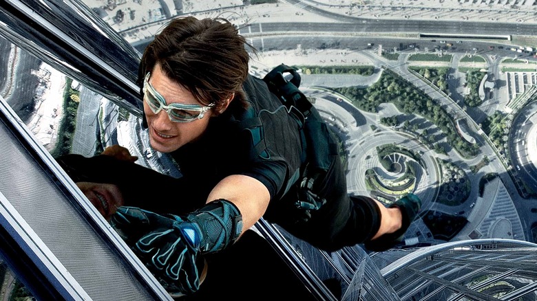 Tom Cruise climbing Dubai tower