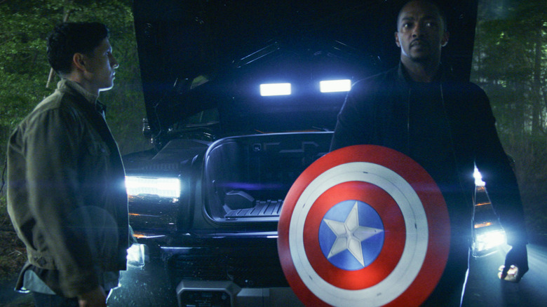 Falcon memandang Captain America di Captain America: Brave New World