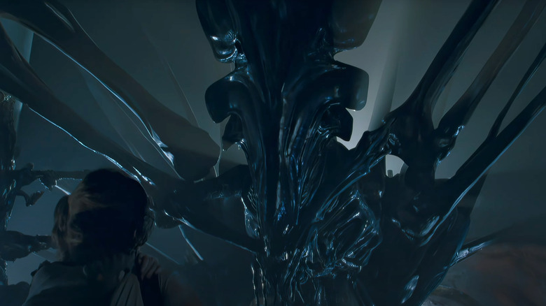 Ripley and Newt look at the Queen in Aliens