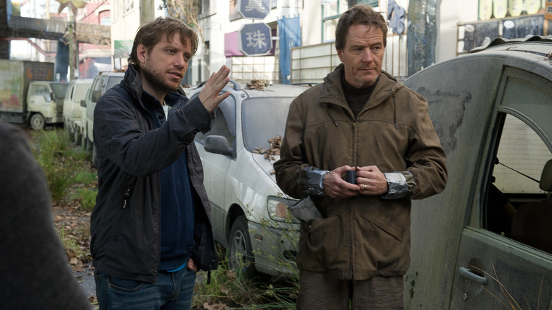 Gareth Edwards dirige Bryan Cranston no set de Godzilla