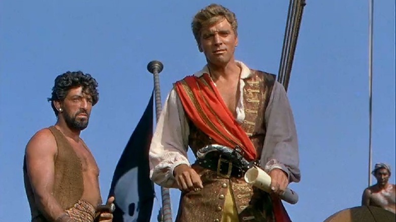 Burt Lancaster a bordo de un barco pirata en The Crimson Pirate