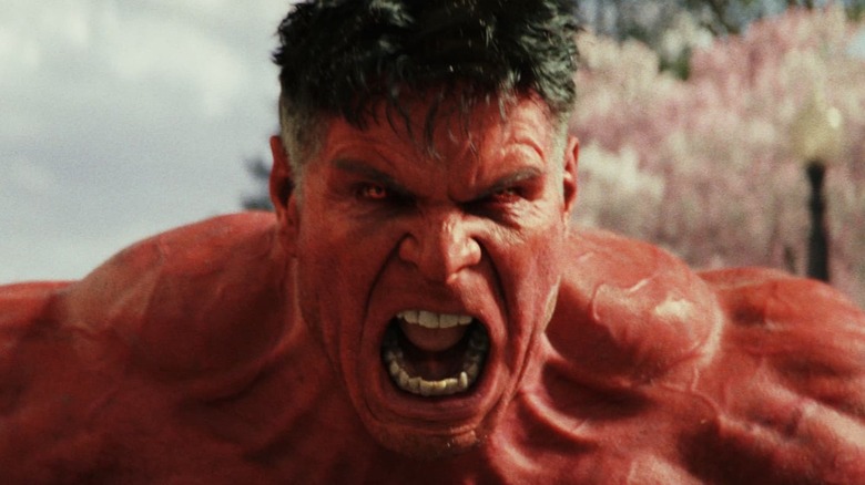 Harrison Ford como Red Hulk rugindo na rua em Capitão América: Brave Novo Mundo