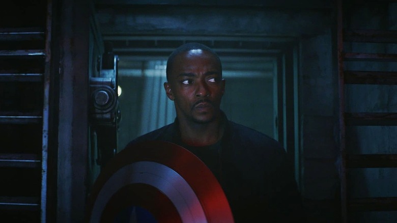 Sam Wilson, de Anthony Mackie, segurando seu escudo entrando no covil do líder no Capitão América: Brave Novo Mundo