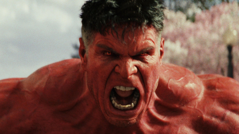 Harrison Ford como Red Hulk rugindo na rua em Capitão América: Brave Novo Mundo