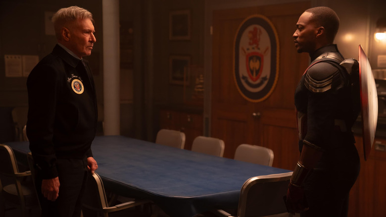 Thaddeus Ross, de Harrison Ford, olhando para o Sam Wilson, de Anthony Mackie, em Capitão América: Brave Novo Mundo