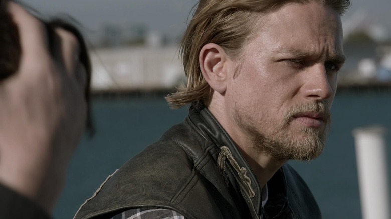 Jax, quien interpreta a Charlie Hunnam, luce triste en Sons of Anarchy