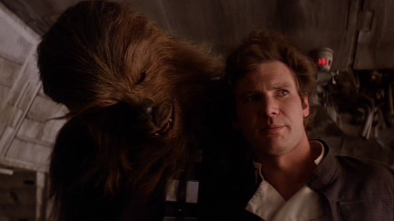 Peter Mayhew e Harrison Ford em Star Wars: O Império Contra-Ataca