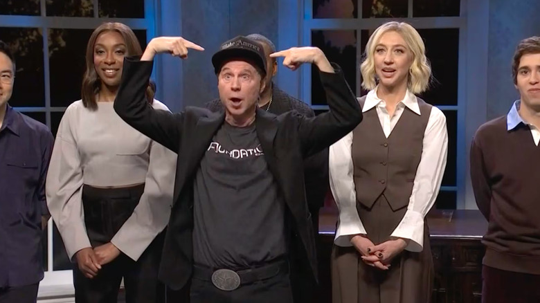 El elenco de Saturday Night Live con Dana Carvey imita a Elon Musk