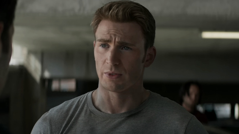 Chris Evans Steve Rogers berdiri di garasi parkir di Captain America Perang Sipil