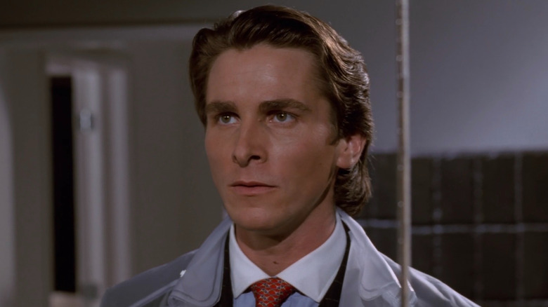 Un Patrick sin afeitar mira fijamente frente a American Psycho