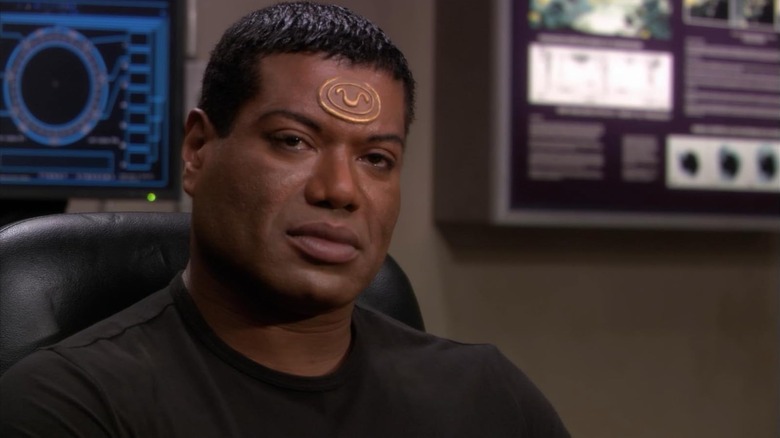 Christopher Juiz Teal'c olhando para a direita no Stargate SG-1