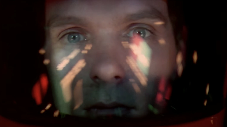 David Bowman, de Keir Dullea, olha de perto pela viseira de seu capacete em 2001: Uma Odisséia no Espaço