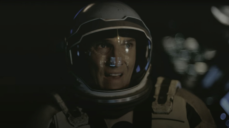 Joseph, de Matthew McConaughey "Cooperativa" Cooper olha para cima enquanto está sentado em um ônibus espacial em Interestelar