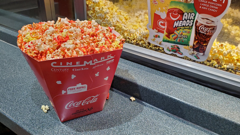 Un contenedor rojo de palomitas de maíz Cinemark en el mostrador