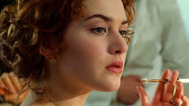 Kate Winslet como Rose fumando un cigarrillo en Titanic