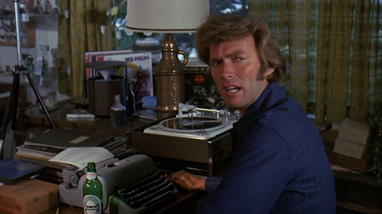 Clint Eastwood sentado frente a su máquina de escribir en Play Misty For Me