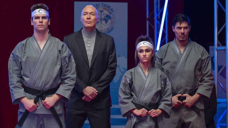 Terry Silver de Thomas Ian Griffith con su equipo de Iron Dragons en Cobra Kai