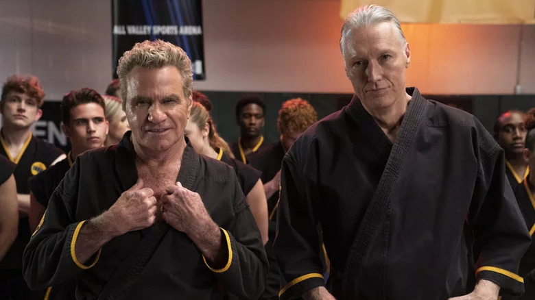 John Kreese de Martin Kove y Terry Silver de Thomas Ian Griffith, mirando nefasto en Cobra Kai,