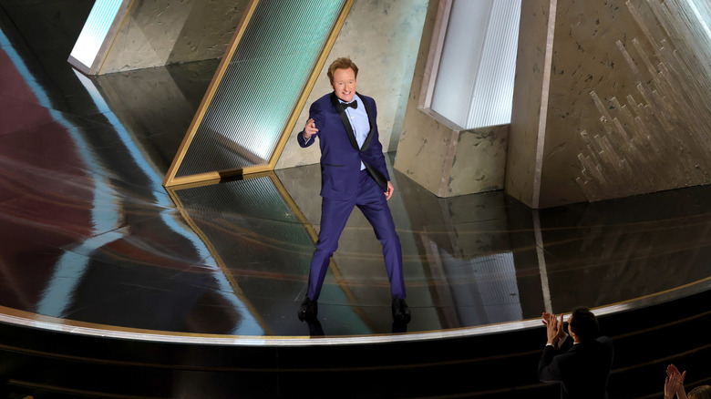 Conan menceritakan lelucon di Dolby Theatre selama 2025 Oscar