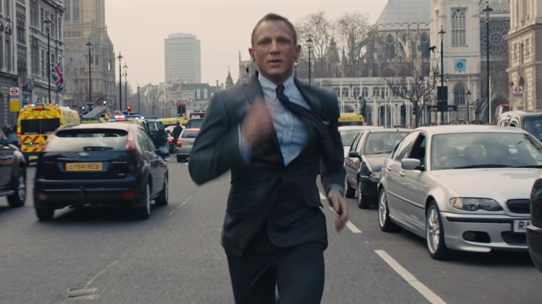 Skyfall Daniel Craig Bond running street