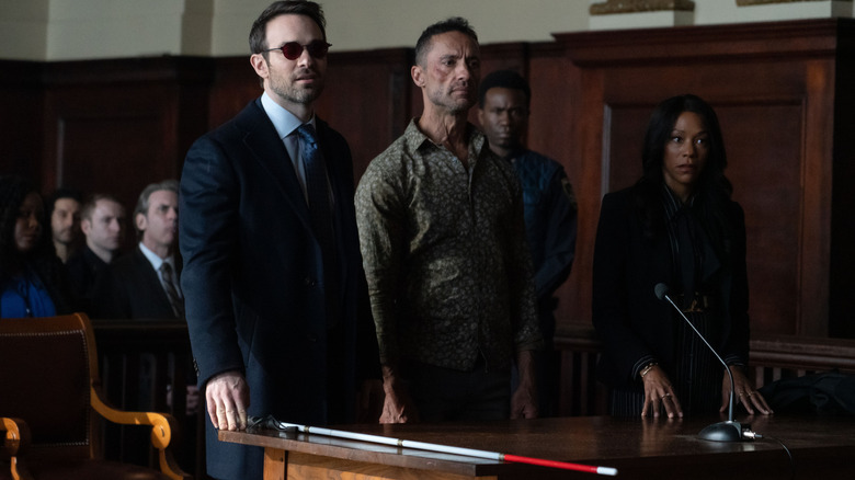 Charlie Cox como Matt Murdock, Kamar de Los Reyes como Hector Ayala e Niki M. James como Kirsten McDuffie em Tribunal no Demolidor: Nascido de novo